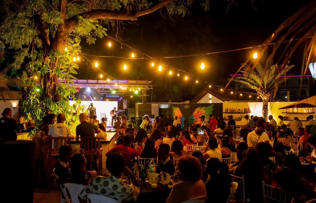 Concert en plein air à L'Étoile de Mer Toliara avec guirlandes lumineuses et palmiers