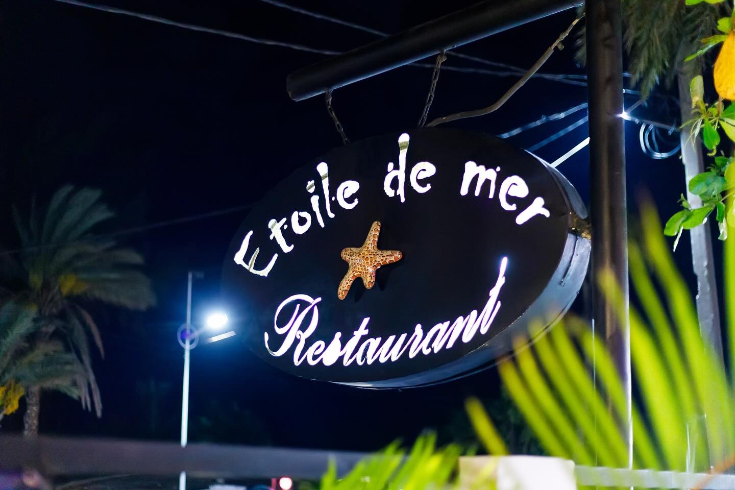 Enseigne illuminée du restaurant Étoile de Mer la nuit