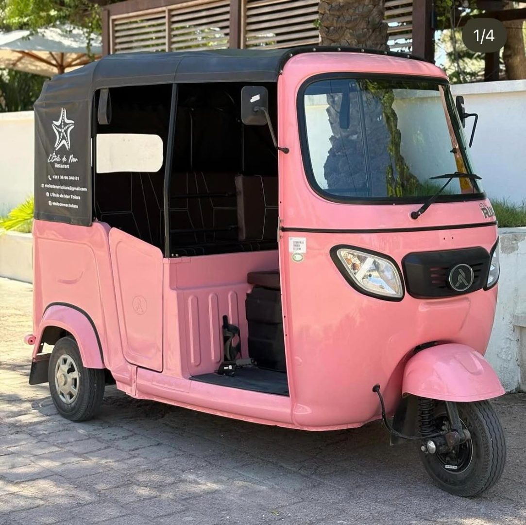 Tuk-tuk rose de livraison L'Étoile de Mer Toliara