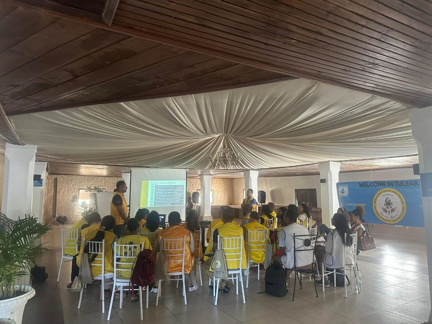 Séminaire avec présentation et participants à L'Étoile de Mer Toliara