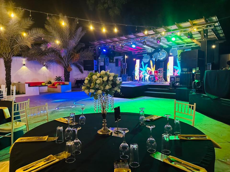Tables élégantes avec scène et guirlandes lumineuses au restaurant L'Étoile de Mer Toliara